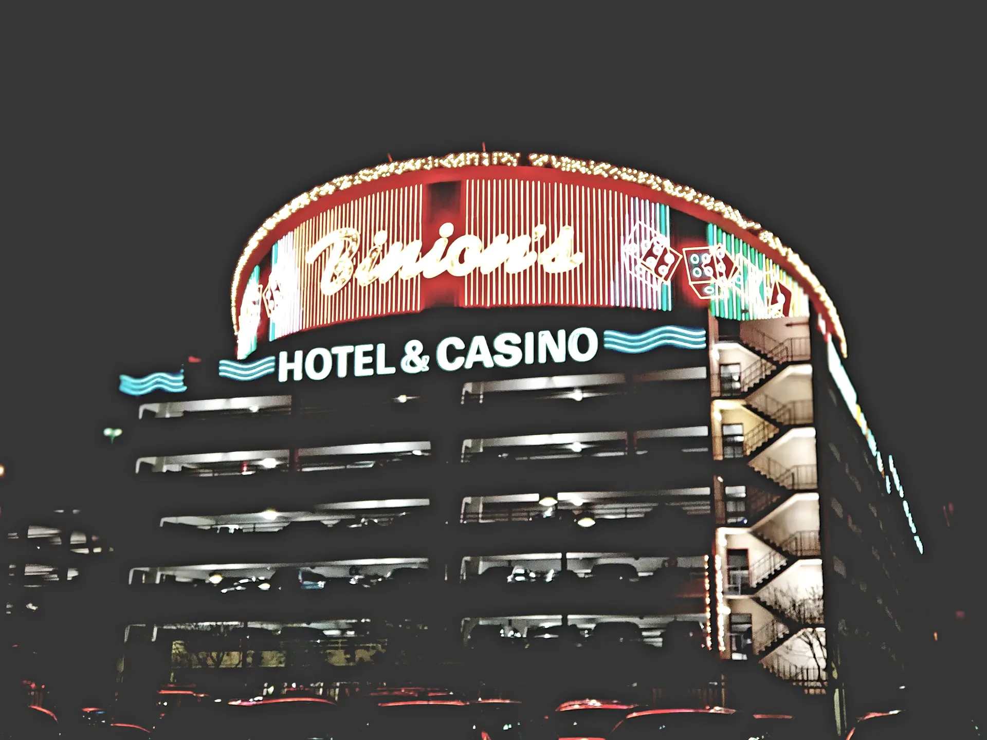 Igralni salon z razkošnimi mizami za ruleto in blackjack