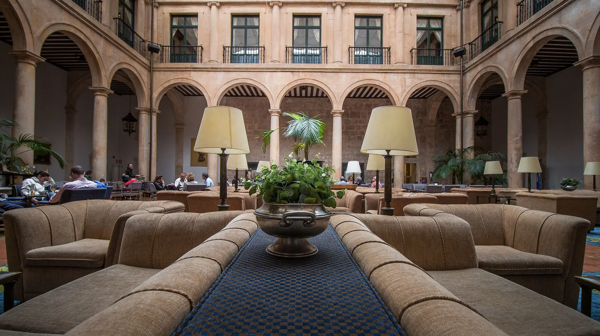 CalqaviangrandStay ambientalni atrij z elegantnimi oboki in prefinjenimi saloni