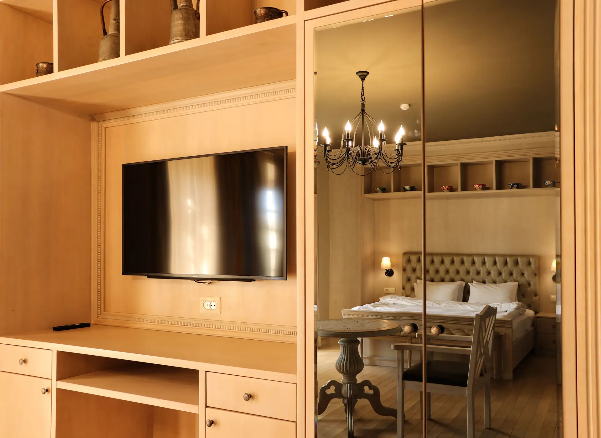 Kraljevi apartma z elegantno opremo, lestencem in veliko kopalnico
