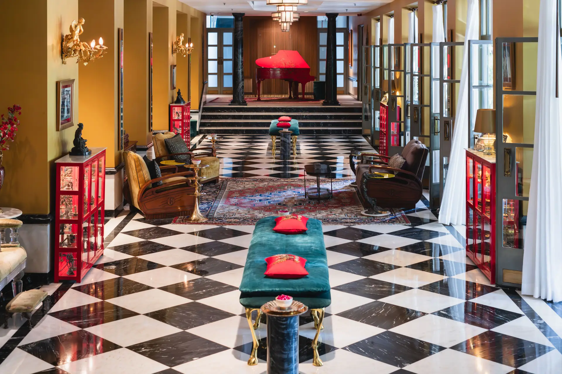 Eleganten hotelski salon s klavirjem za večerne kulturne dogodke