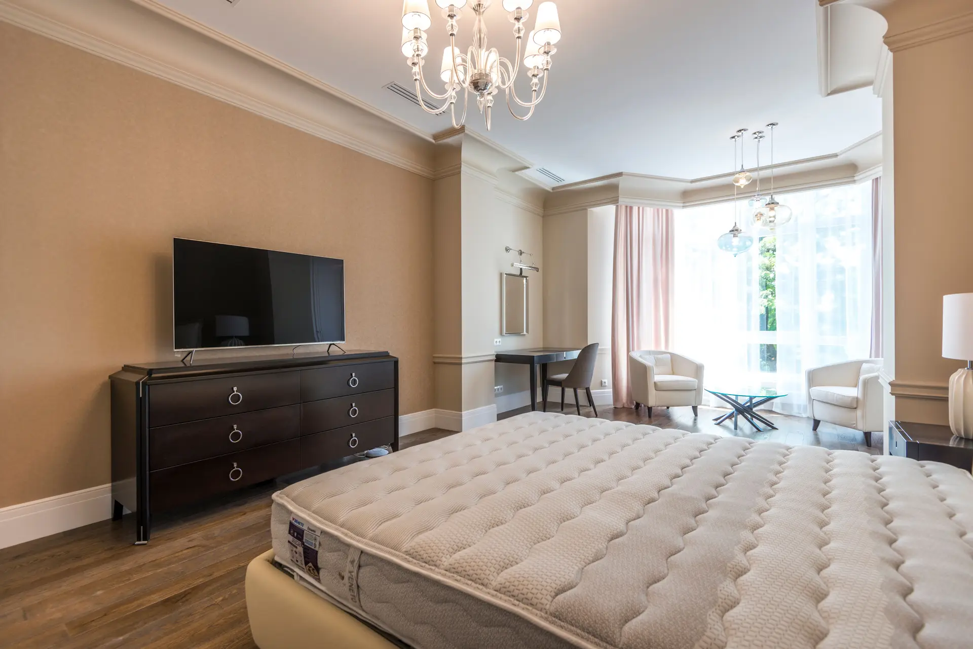 Prostorna hotelska suita z lestencem in sodobnim pohištvom v CalqaviangrandStay